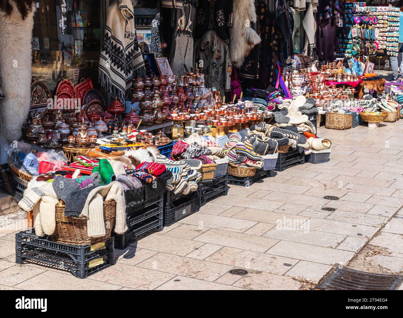 Negozio di souvenir, vecchio bazar e centro storico e culturale di Sarajevo, Bosnia ed Erzegovina Foto Stock