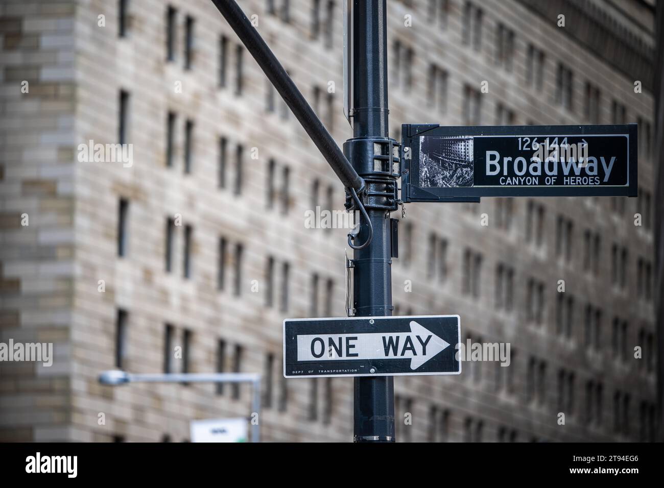 Broadway e un cartello stradale a senso unico. Foto Stock