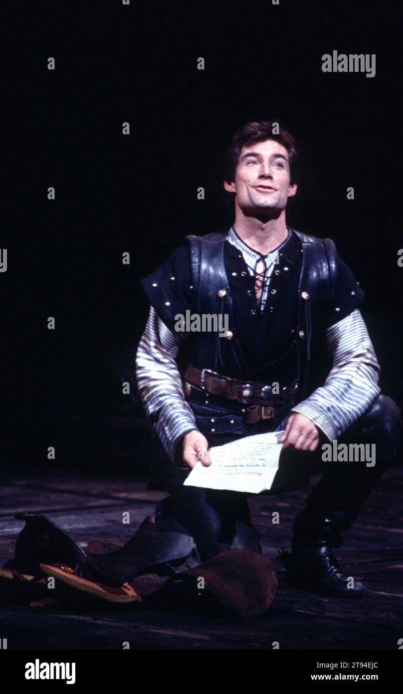 Timothy Dalton (Henry Percy / Hotspur) in ENRICO IV parte 1 di Shakespeare alla Royal Shakespeare Company (RSC), Barbican Theatre, Londra EC2 07/05/1982 musica: Guy Woolfenden design: John Napier illuminazione: David Hersey combattimenti: Malcolm Ranson regista: Trevor Nunn Foto Stock