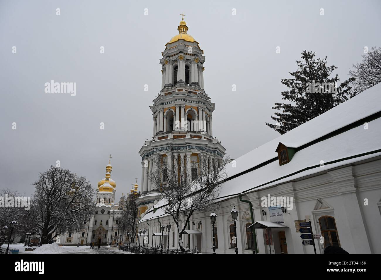 Il grande campanile di Lavra è stato visto a Kiev Pechersk Lavra a Kiev, Ucraina, il 22 novembre 2023. Per la prima volta in 30 anni, i residenti di Kiev e i visitatori della città sono autorizzati a salire sul punto più alto del campanile nel Kyiv Pechersk Lavra, uno dei luoghi storici più alti di Kiev. Il Kyiv-Pechersk Lavra è stato un importante centro educativo e culturale dell'Ucraina per secoli. Gli ultimi lavori di riparazione e restauro su larga scala del campanile sono stati effettuati nel 2011-2012. (Foto di STR/NurPhoto) Foto Stock