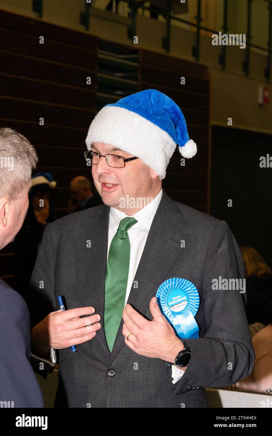 Il candidato conservatore James Duddridge deputato al ballottaggio per il collegio elettorale di Rochford & Southend East alle elezioni generali del 2019. Babbo Natale Foto Stock