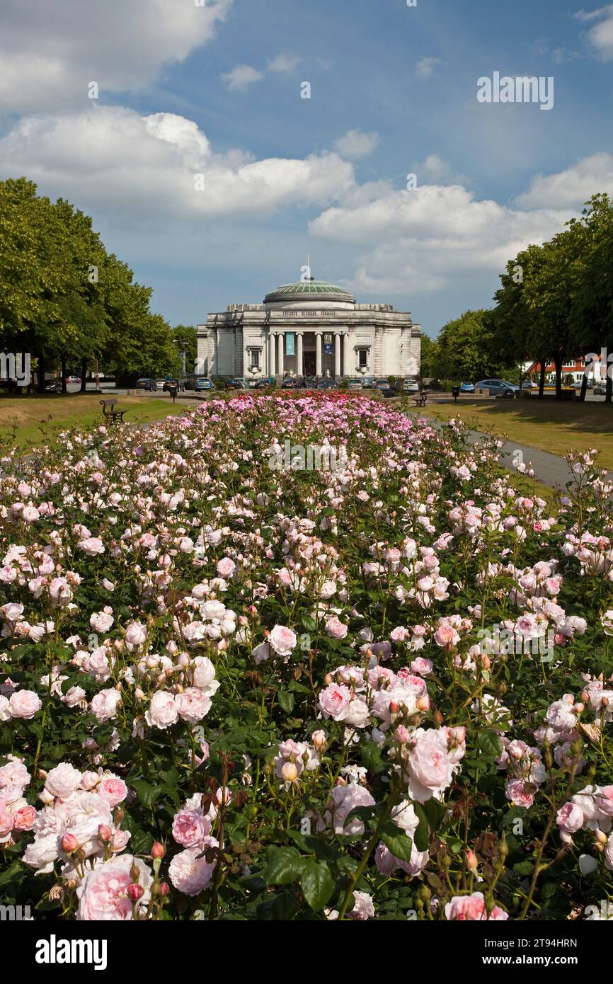 Galleria d'arte Lady Lever, Port Sunlight, con i giardini di rose del Diamond in primo piano. Foto Stock