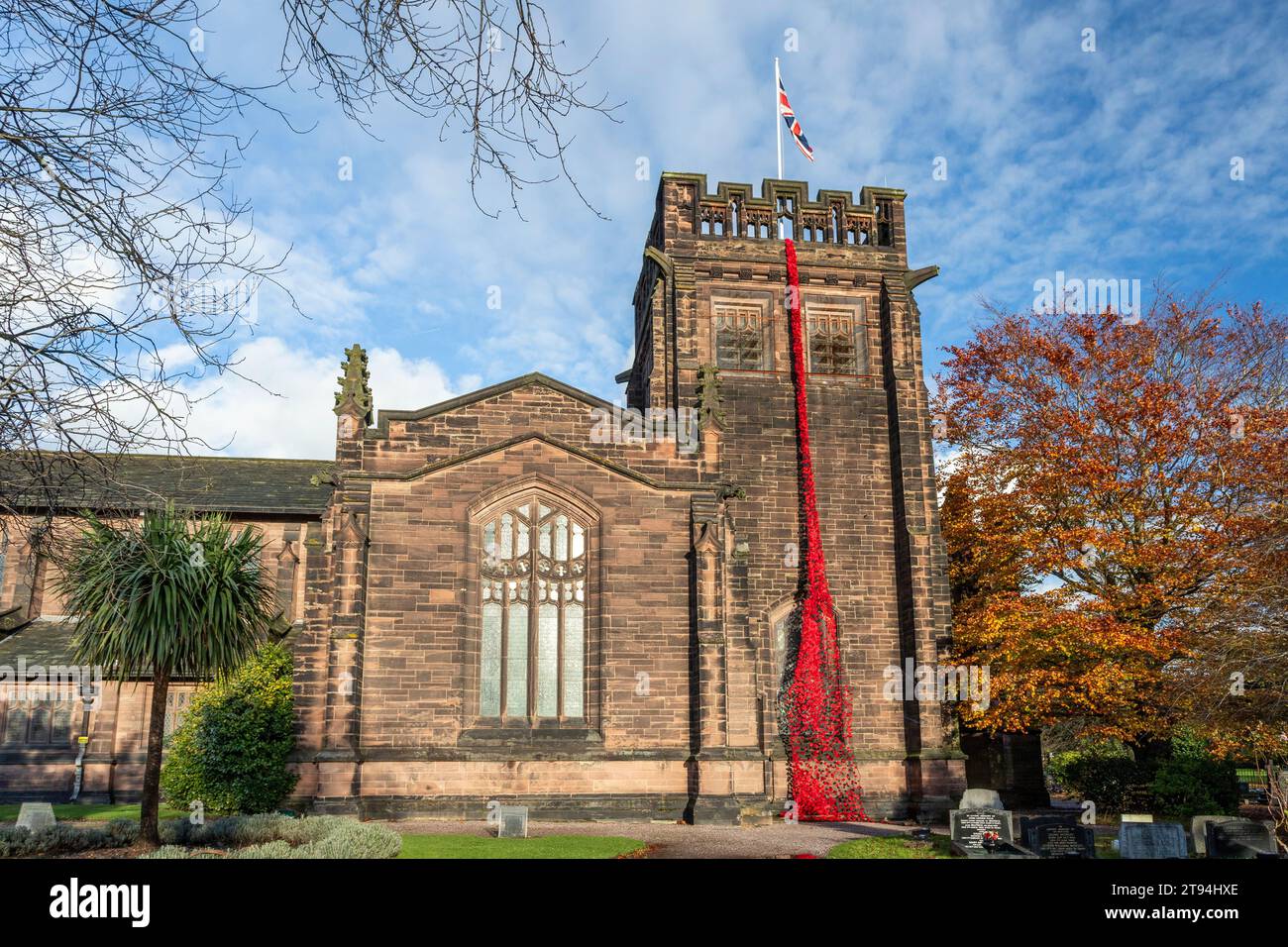 Christ Church Port Sunlight con il fiume dei papaveri in mostra nel 2023 Foto Stock