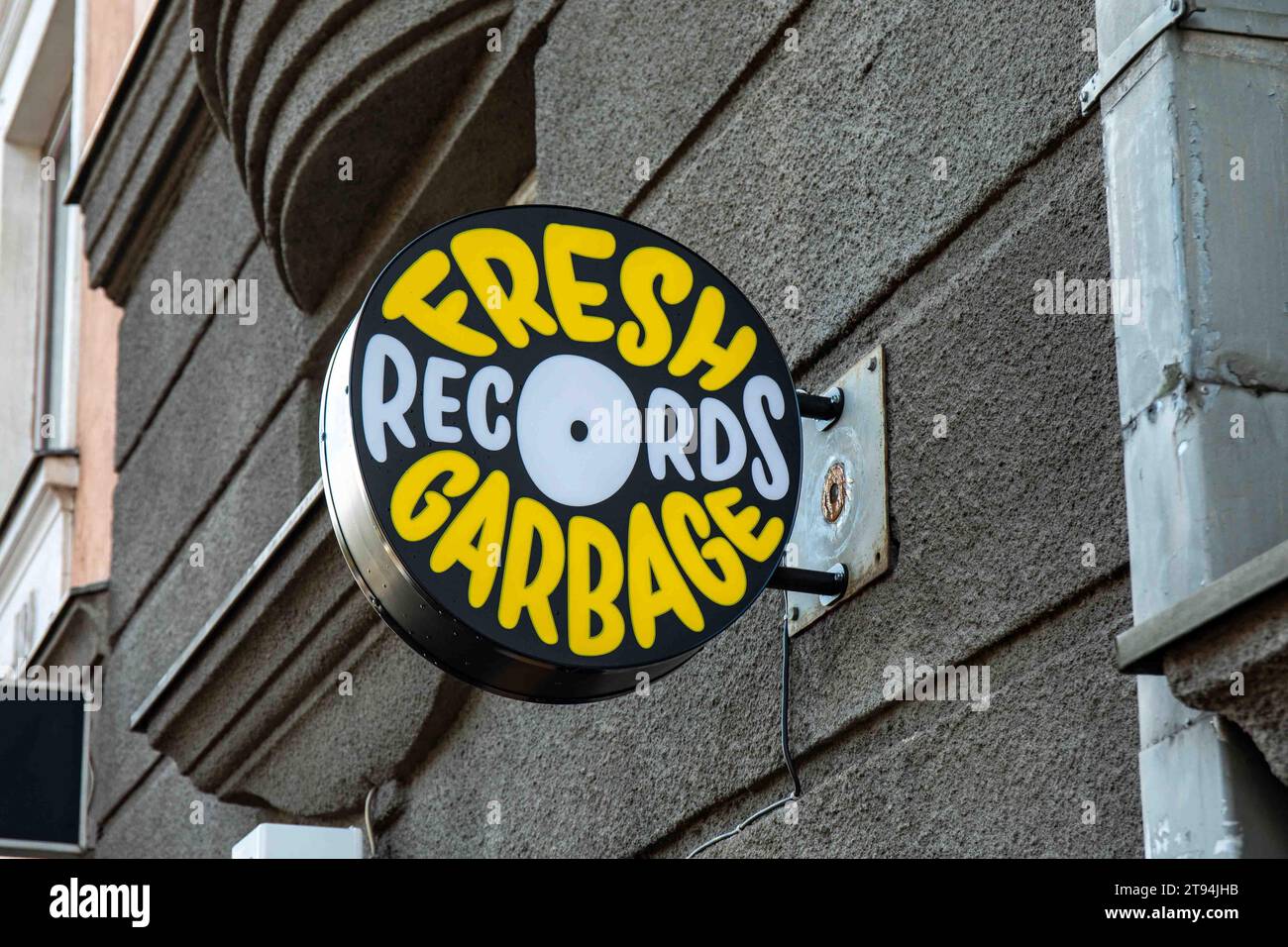 Negozio di vinile di seconda mano Fresh Garbage Records cartellone nel quartiere Taka-Töölö di Helsinki, Finlandia Foto Stock