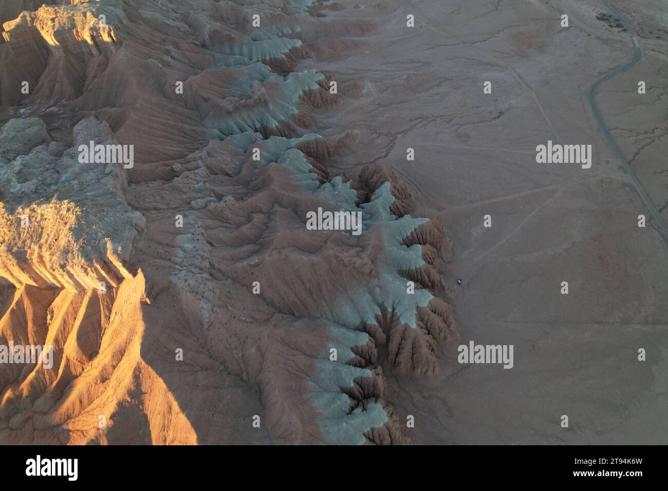 vista aerea di un paesaggio di valle desertica, caratterizzato da una grande montagna e dal terreno circostante Foto Stock