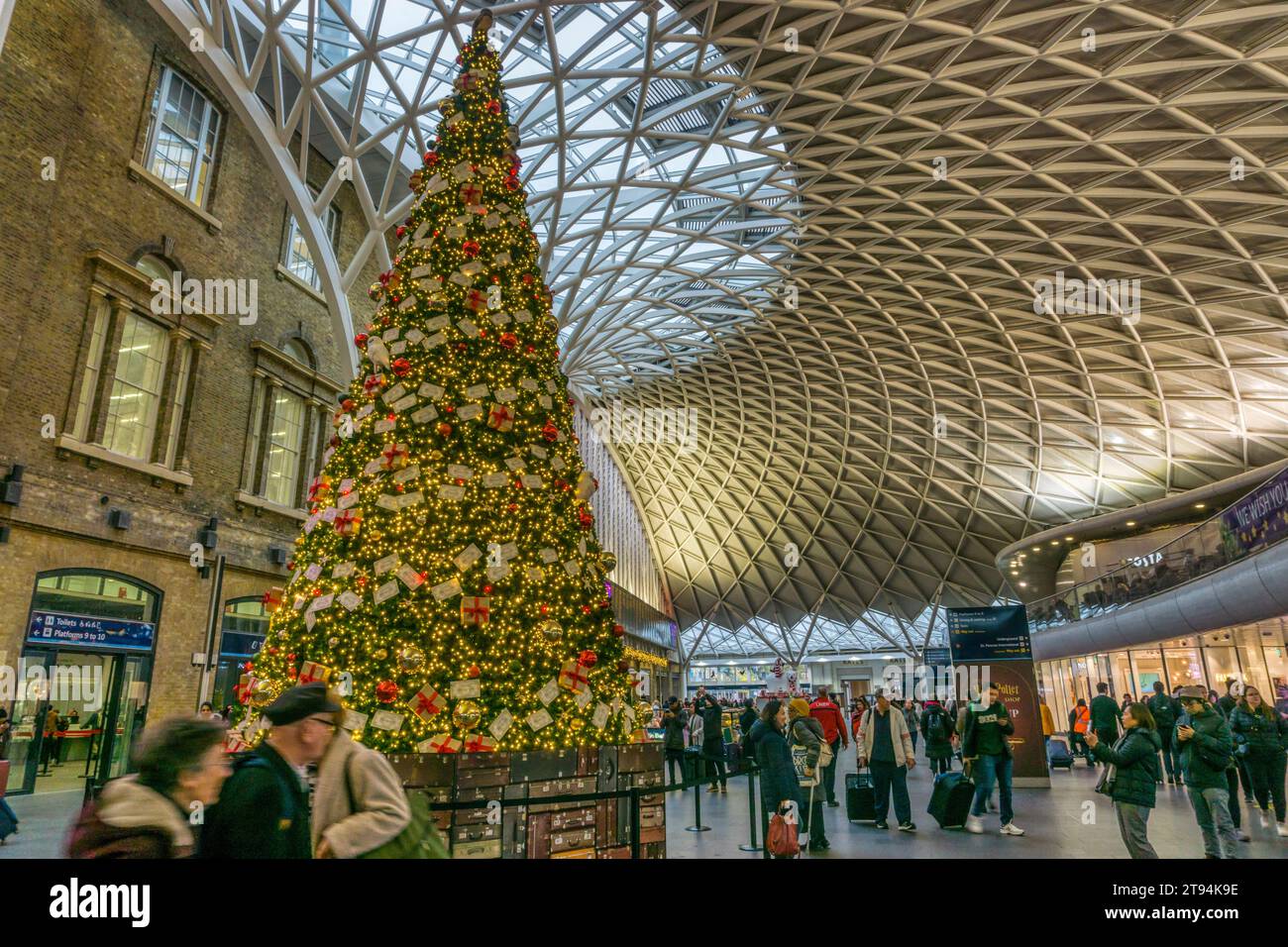 Albero di Natale nell'atrio alla stazione di King's Cross, Londra. Foto Stock