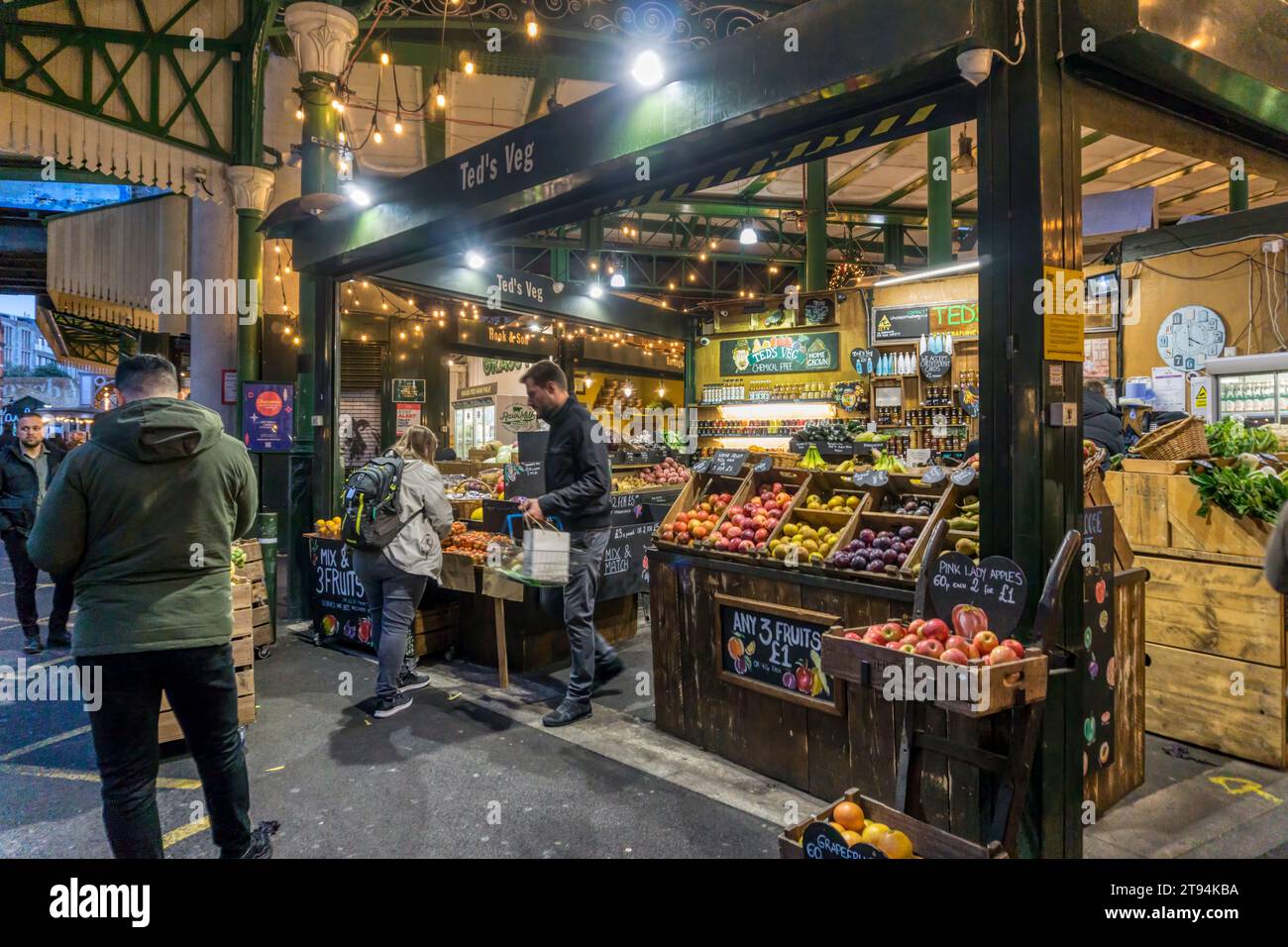 Una bancarella di frutta al Borough Market, Southwark, Londra. Foto Stock