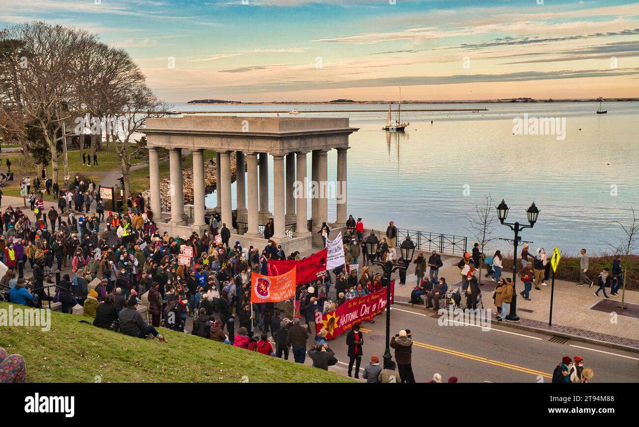 Plymouth, Massachusetts, USA 25 novembre 2021 giornata nazionale del lutto sponsorizzata dagli United American Indians of New England cerimonia, protesta e marcia a Plymouth, Massachusetts, che si tiene ogni anno il giorno del Ringraziamento. Il gruppo di oltre 1000 persone, per lo più nativi americani, si riunì presso la statua di Massasoit, su Cole Hill, per poi marciare attraverso la città di Plymouth fino alla roccia di Plymouth. Il 2021 è il 400° anniversario del primo Ringraziamento. (Rick Friedman) Foto Stock