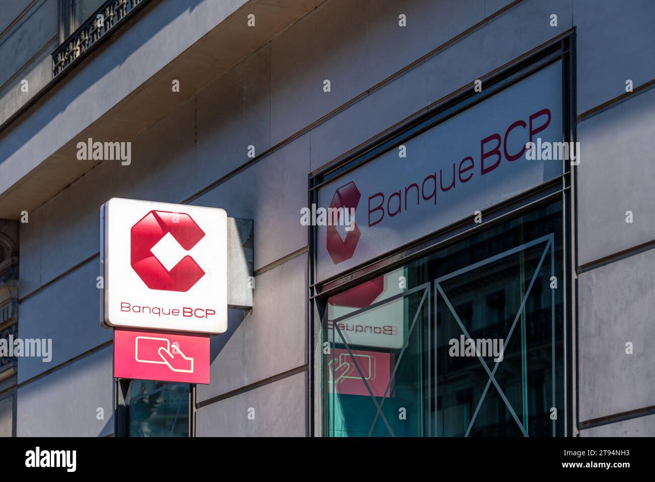 Firma e logo all'esterno di una filiale di Banque BCP, una controllata del gruppo bancario francese BPCE e della banca portoghese Millennium BCP Foto Stock