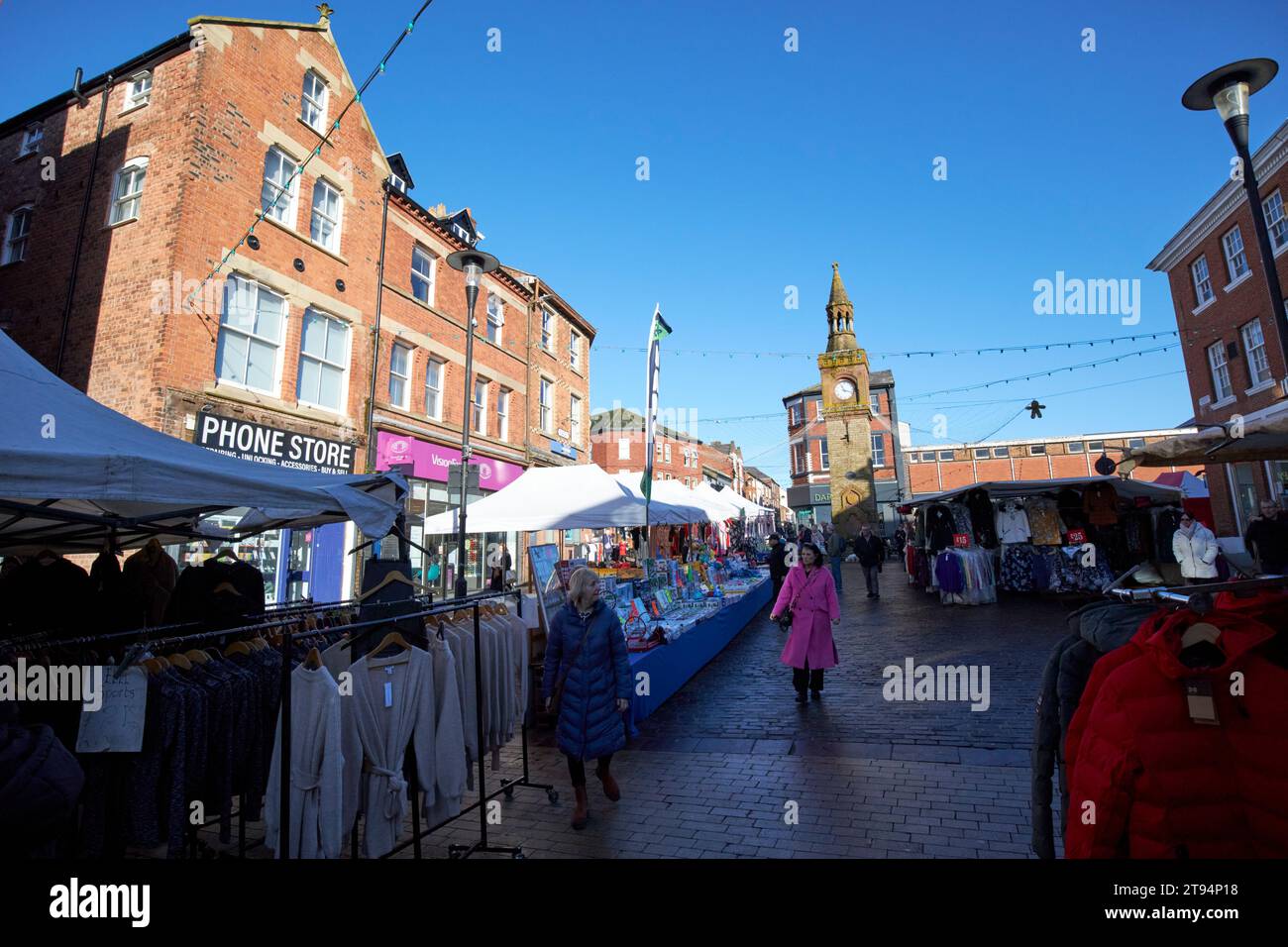 bancarelle di mercato in inverno il sabato giorno del mercato nella città mercato di ormskirk, lancashire, inghilterra, regno unito Foto Stock
