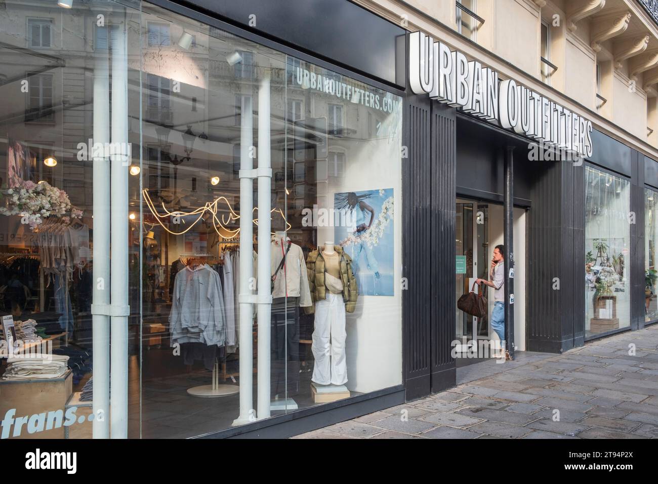 Negozio Urban Outfitters in Rue de Rivoli a Parigi. Urban Outfitters, è una multinazionale di vendita al dettaglio con sede a Filadelfia Foto Stock