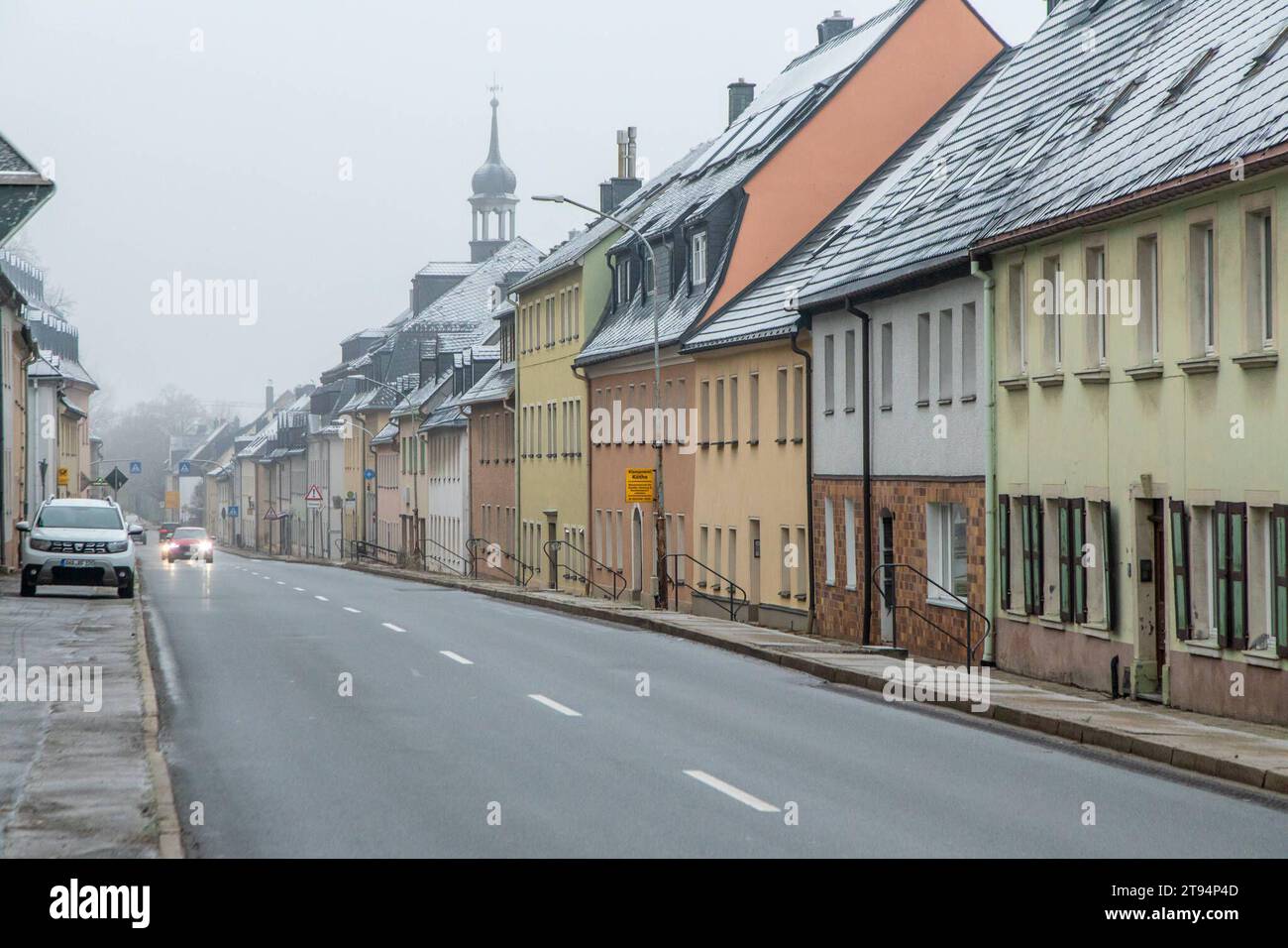 231122Schnee News ID: EN 2023-11-22 Neuschnee Ende der Woche erwartet Erster Vorgeschmack des Winters am heutigen Mittwochmorgen Scheibenberg. Wer im Erzgebirge oberhalb 500 Höhenmeter am heutigen Mittwochmorgen aus dem Fenster blickte, dem sind wohl die Weißen Dächer und Autos aufgefallen. MIT einer nördlichen Strömung gelangte vergangene Nacht, kältere Luft nach Deutschland. Dort wo sich Nebel gebildet hatte, bildete sich bei Temperaturen um den Gefrierpunkt, Raureif an Bäumen, Pflanzen, Autos und Hausdächern. Dazu hatte es vergangene Nacht leichten Schneegriesel gegeben. Tief gefroren zeigt Foto Stock