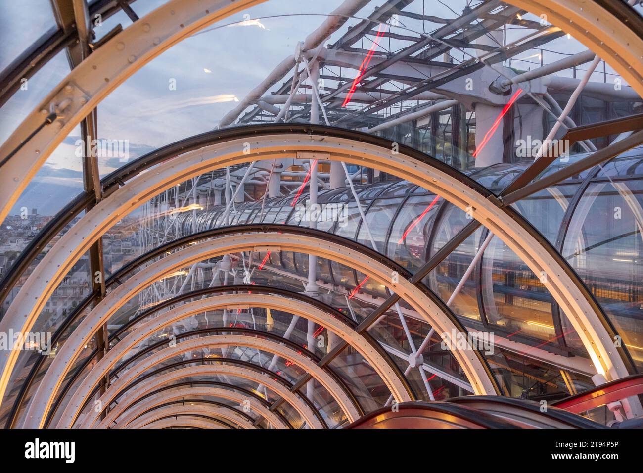 Centro Pompidou, tubi illuminati di sera Foto Stock