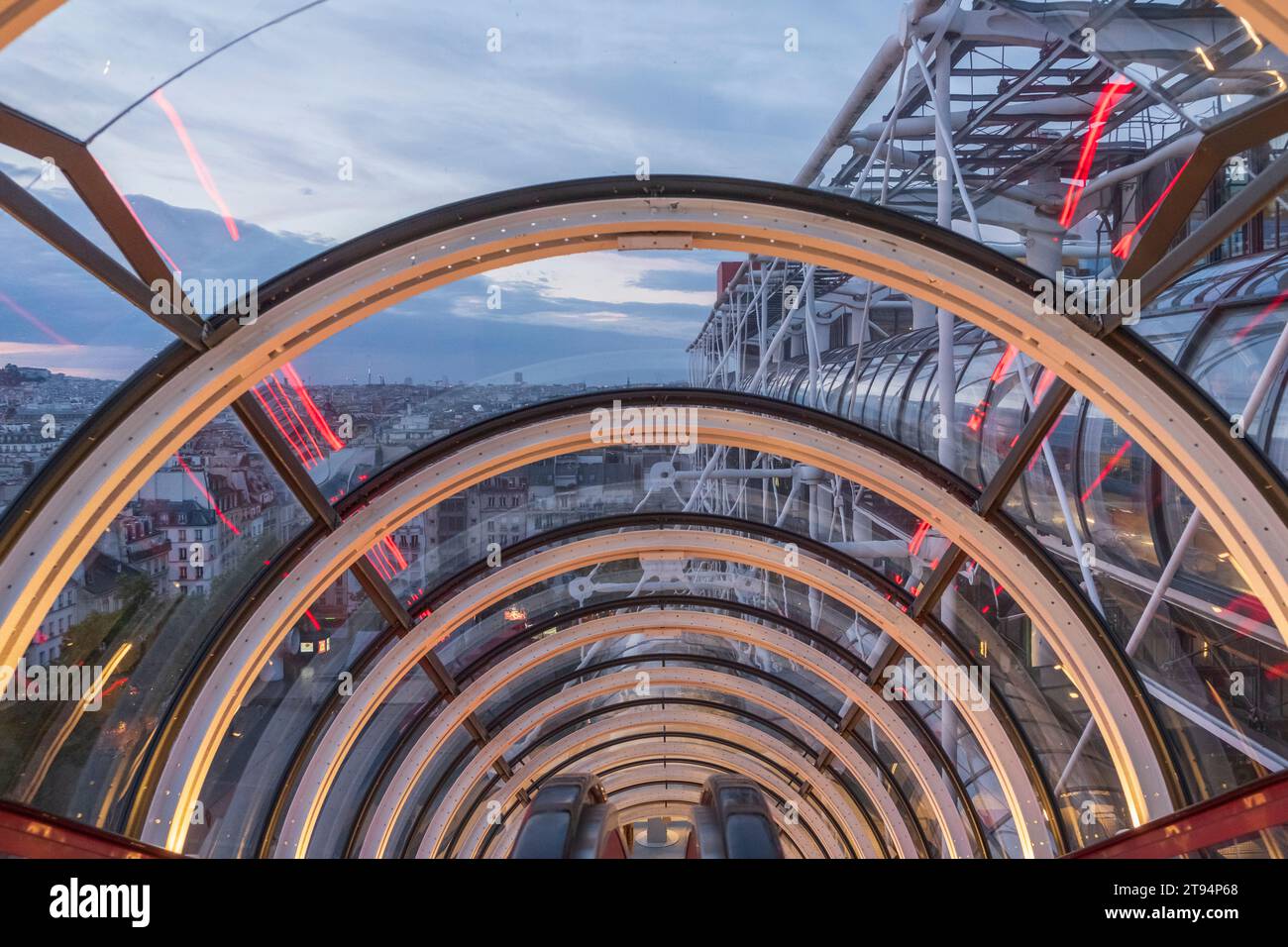 Centro Pompidou, tubi illuminati di sera Foto Stock