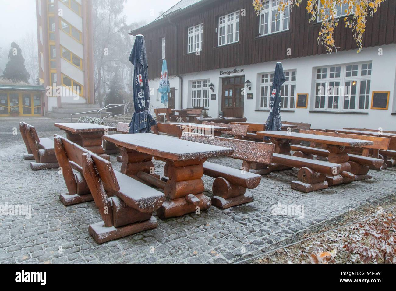 231122Schnee News ID: EN 2023-11-22 Neuschnee Ende der Woche erwartet Erster Vorgeschmack des Winters am heutigen Mittwochmorgen Scheibenberg. Wer im Erzgebirge oberhalb 500 Höhenmeter am heutigen Mittwochmorgen aus dem Fenster blickte, dem sind wohl die Weißen Dächer und Autos aufgefallen. MIT einer nördlichen Strömung gelangte vergangene Nacht, kältere Luft nach Deutschland. Dort wo sich Nebel gebildet hatte, bildete sich bei Temperaturen um den Gefrierpunkt, Raureif an Bäumen, Pflanzen, Autos und Hausdächern. Dazu hatte es vergangene Nacht leichten Schneegriesel gegeben. Tief gefroren zeigt Foto Stock