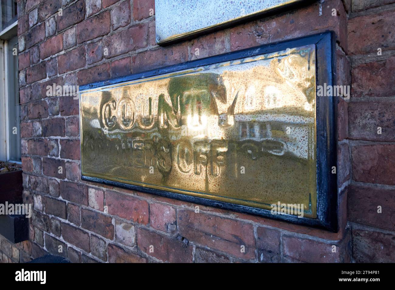 vecchio cartello in ottone sbiadito per l'ufficio del coroner della contea ormskirk, lancashire, inghilterra, regno unito Foto Stock
