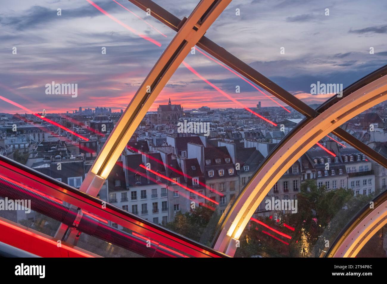 Centro Pompidou, tubi illuminati di sera Foto Stock