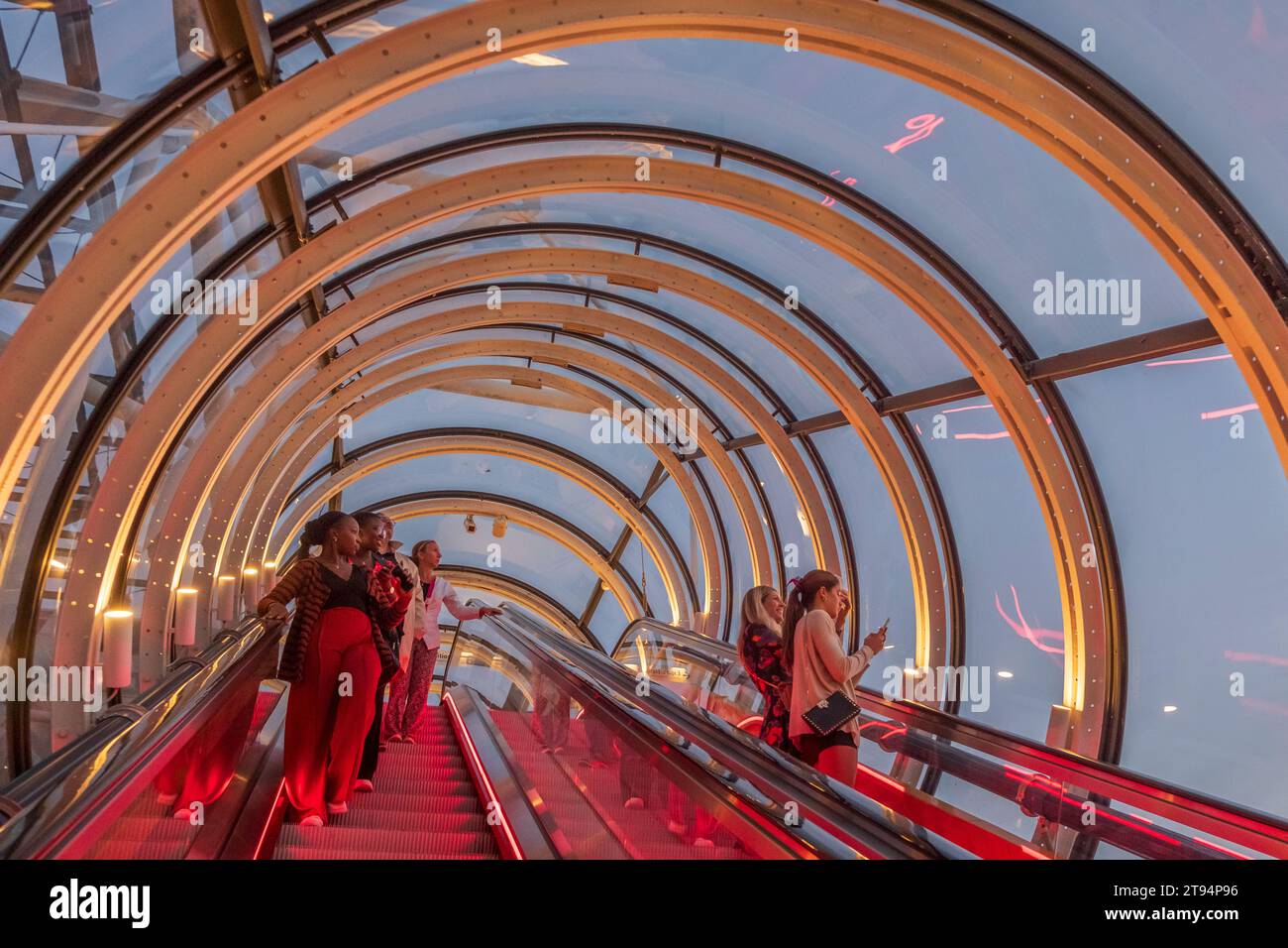 Centro Pompidou, tubi illuminati di sera Foto Stock