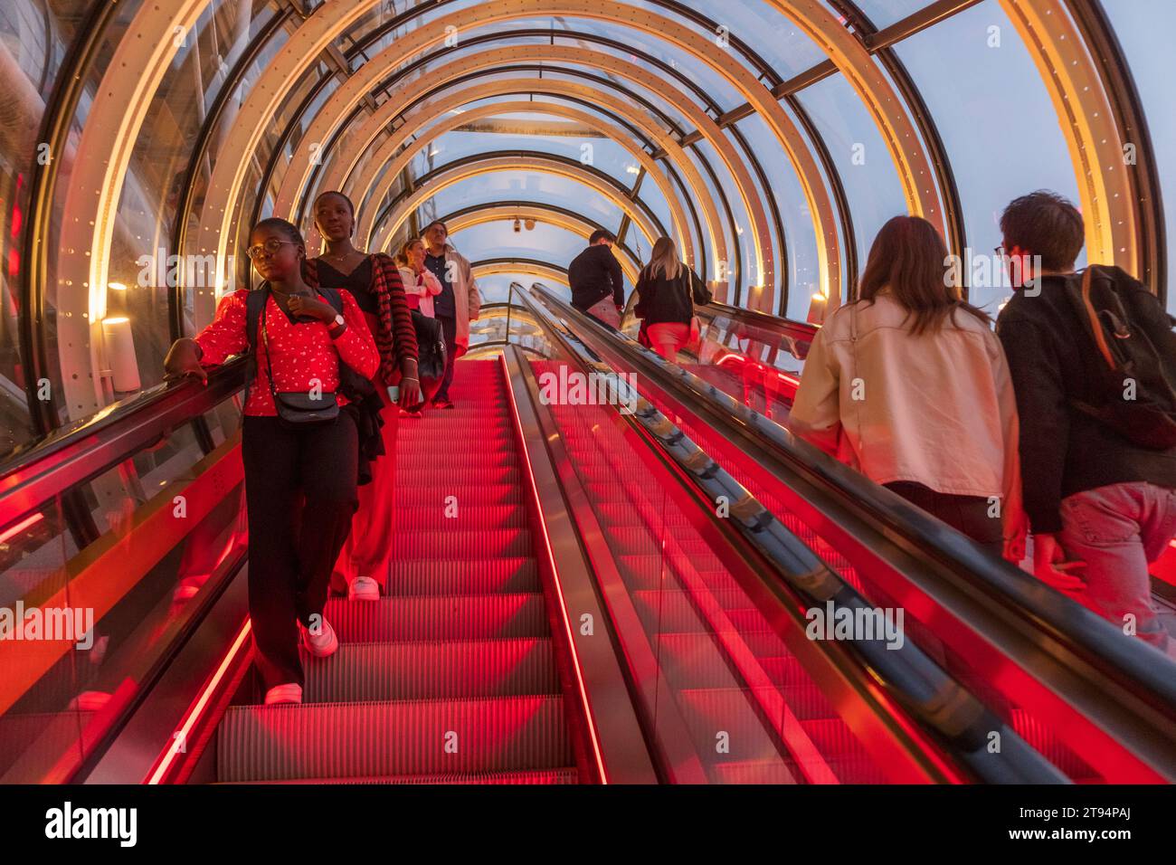 Centro Pompidou, tubi illuminati di sera Foto Stock