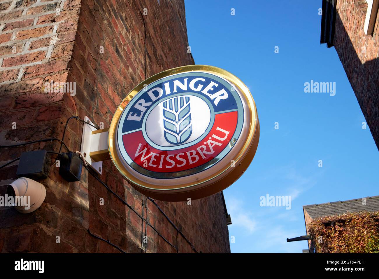cartello per erdinger weissbrau birra tedesca di frumento all'esterno di un pub a ormskirk, lancashire, inghilterra, regno unito Foto Stock