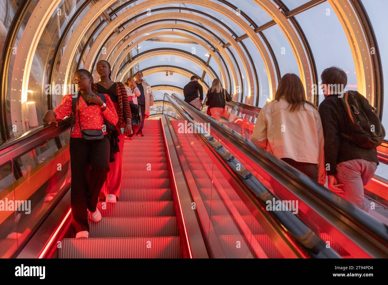 Centro Pompidou, tubi illuminati di sera Foto Stock