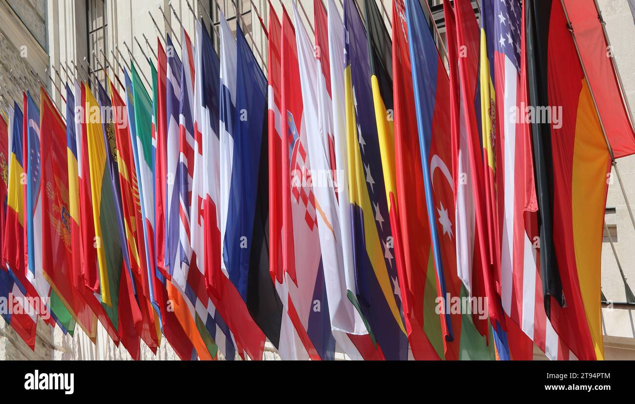 Bandiere di paesi del mondo appese durante l'incontro internazionale senza persone Foto Stock