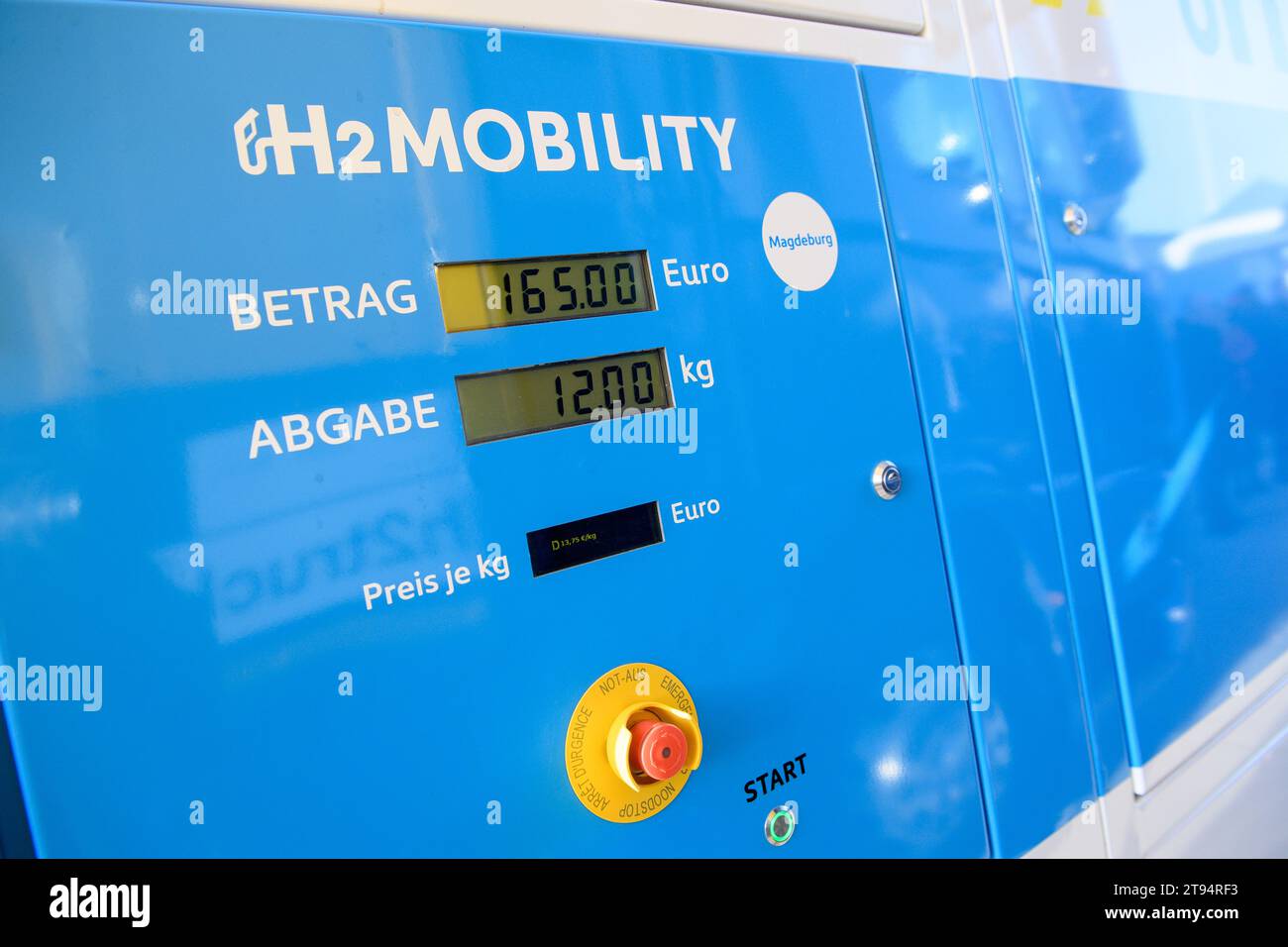 Magdeburg, Germania. 22 novembre 2023. Una pompa di alimentazione presso una stazione di rifornimento di idrogeno gestita dalla società "H2 Mobility". Credito: Klaus-Dietmar Gabbert/dpa/Alamy Live News Foto Stock