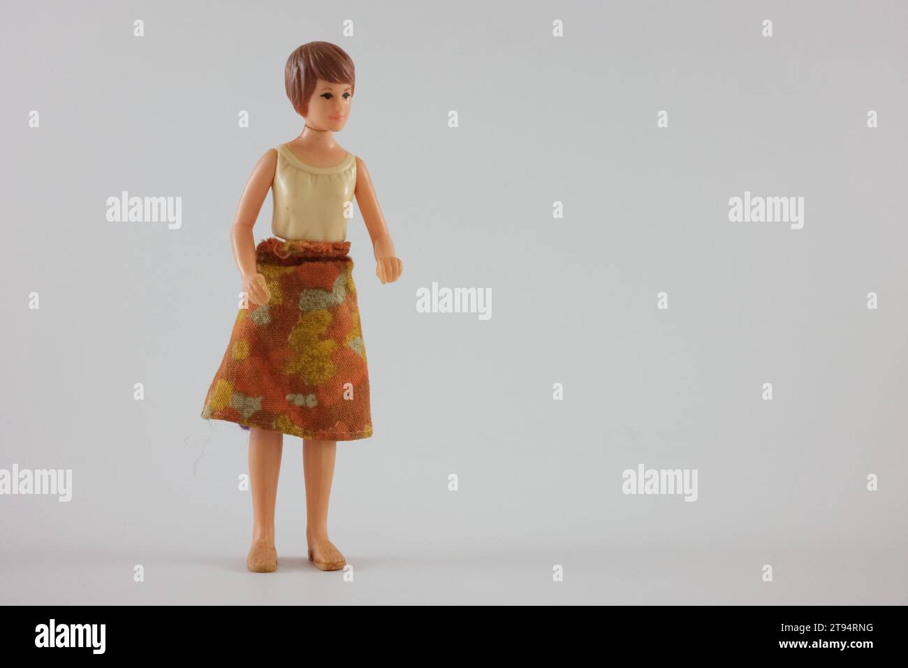 Personaggio femminile del giocattolo in piedi su sfondo bianco Foto Stock