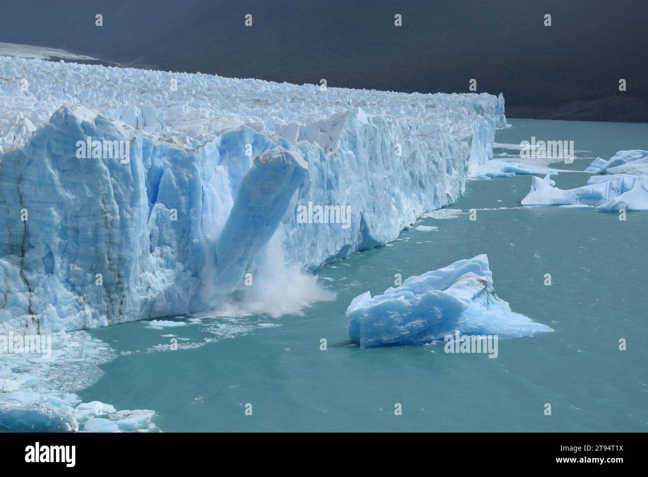 La colonna di ghiaccio crolla al ghiacciaio Perito Moreno in Patagonia argentina. Foto Stock