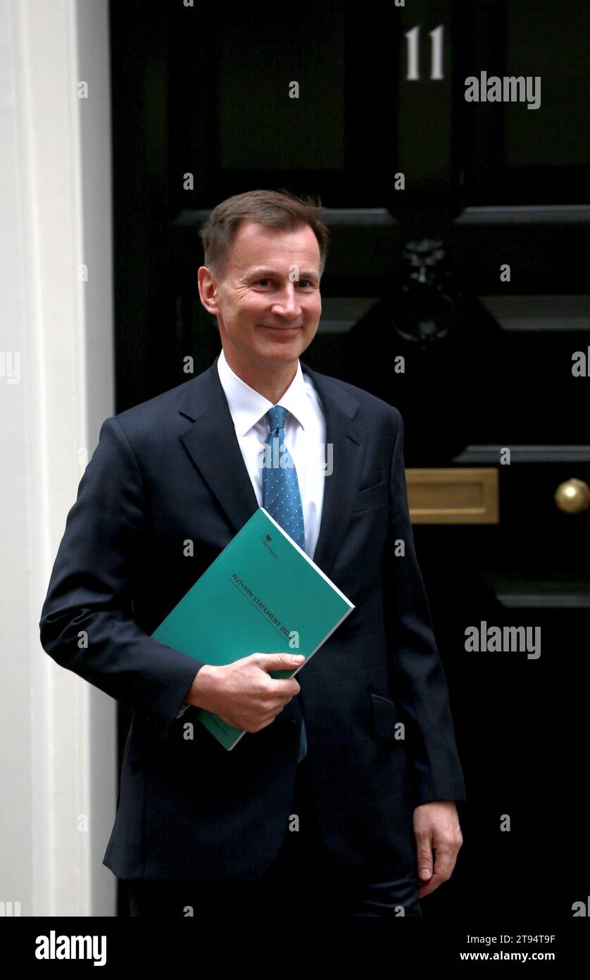 Londra, Regno Unito. 22 novembre 2023. Il Cancelliere dello Scacchiere Jeremy Hunt lascia l'11 di Downing Street a Londra. Credito: SOPA Images Limited/Alamy Live News Foto Stock