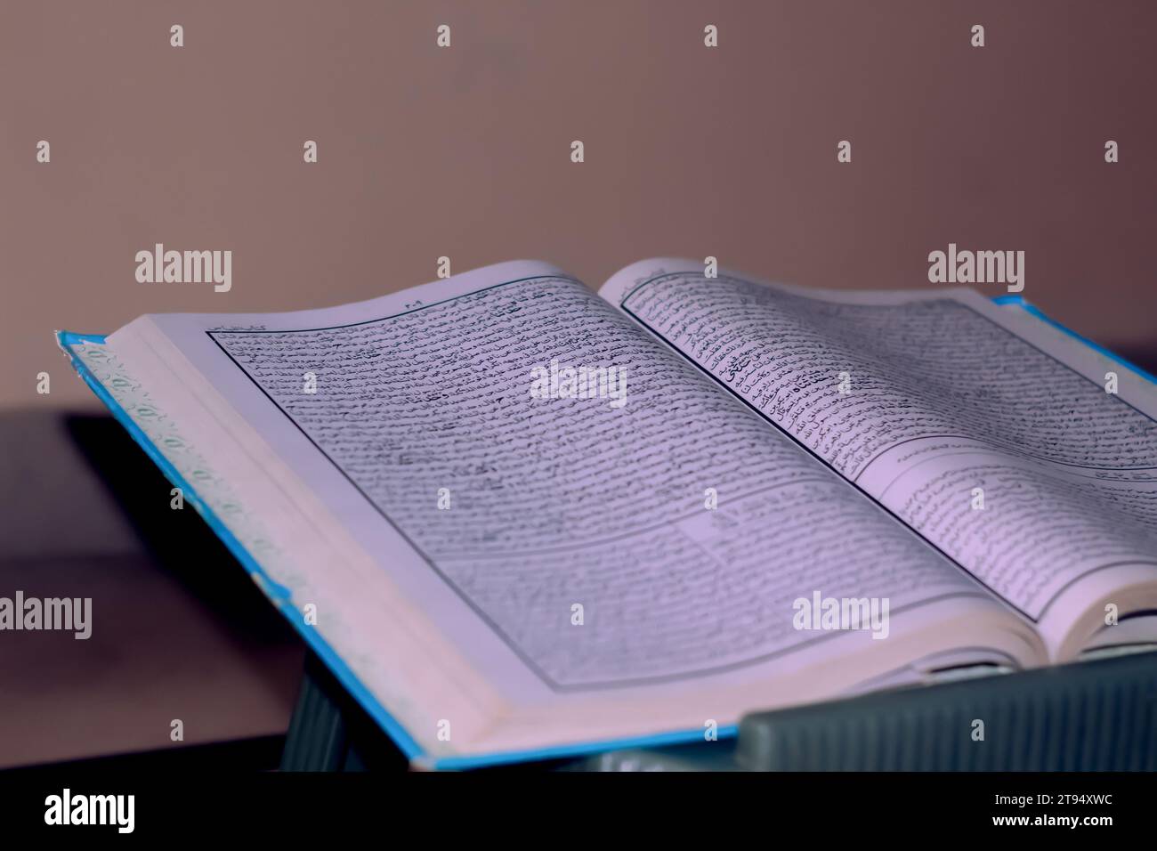 Un libro hadith aperto Sahih Muslim che è collocato sul tavolo su sfondo scuro Foto Stock