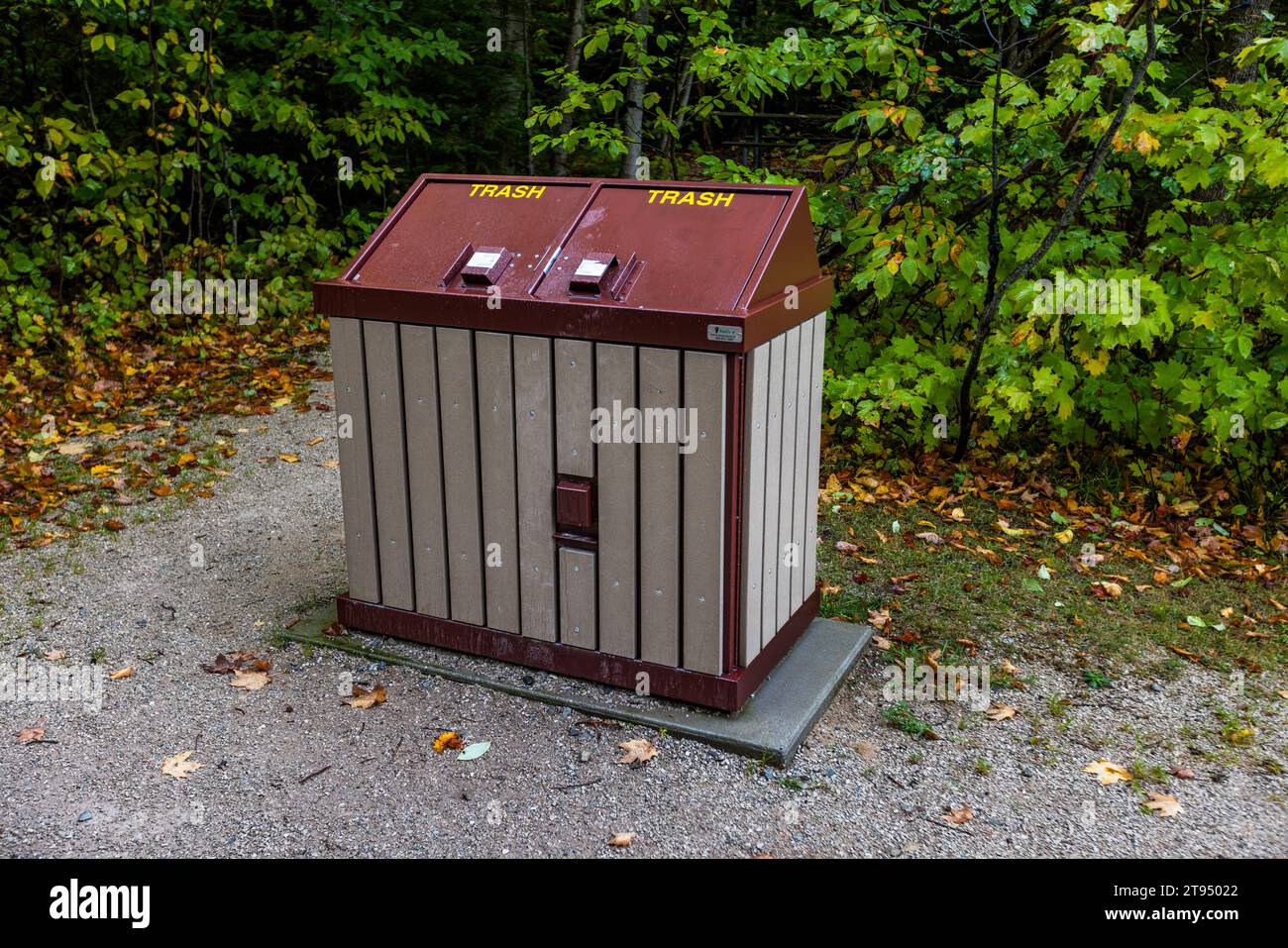 Contenitori per rifiuti a prova di orso a Burt Township, Stati Uniti Foto Stock
