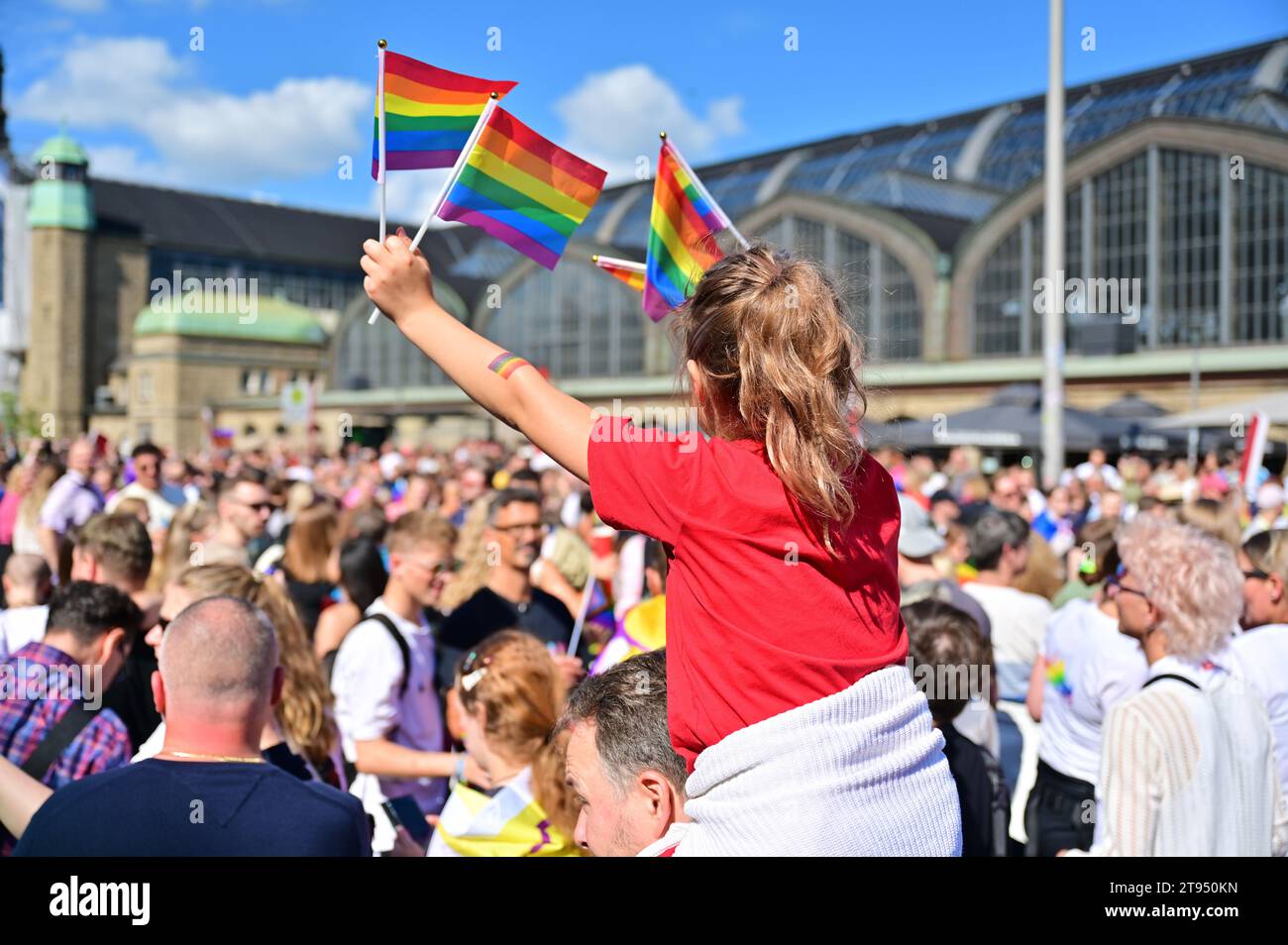 La parata del CSD ad Amburgo è una manifestazione politica e una sfilata colorata che si svolge ogni anno. Sostiene la parità di diritti per i gay e le Foto Stock