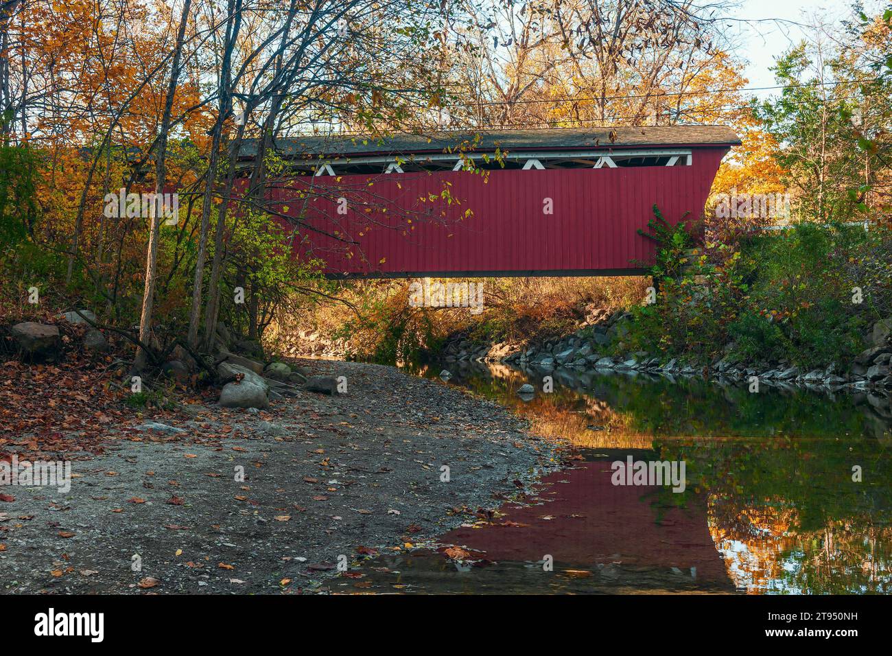 Everett Covered Bridge over Furnace Run a fine autunno. Cuyahoga Valley National Park. Ohio. USA Foto Stock