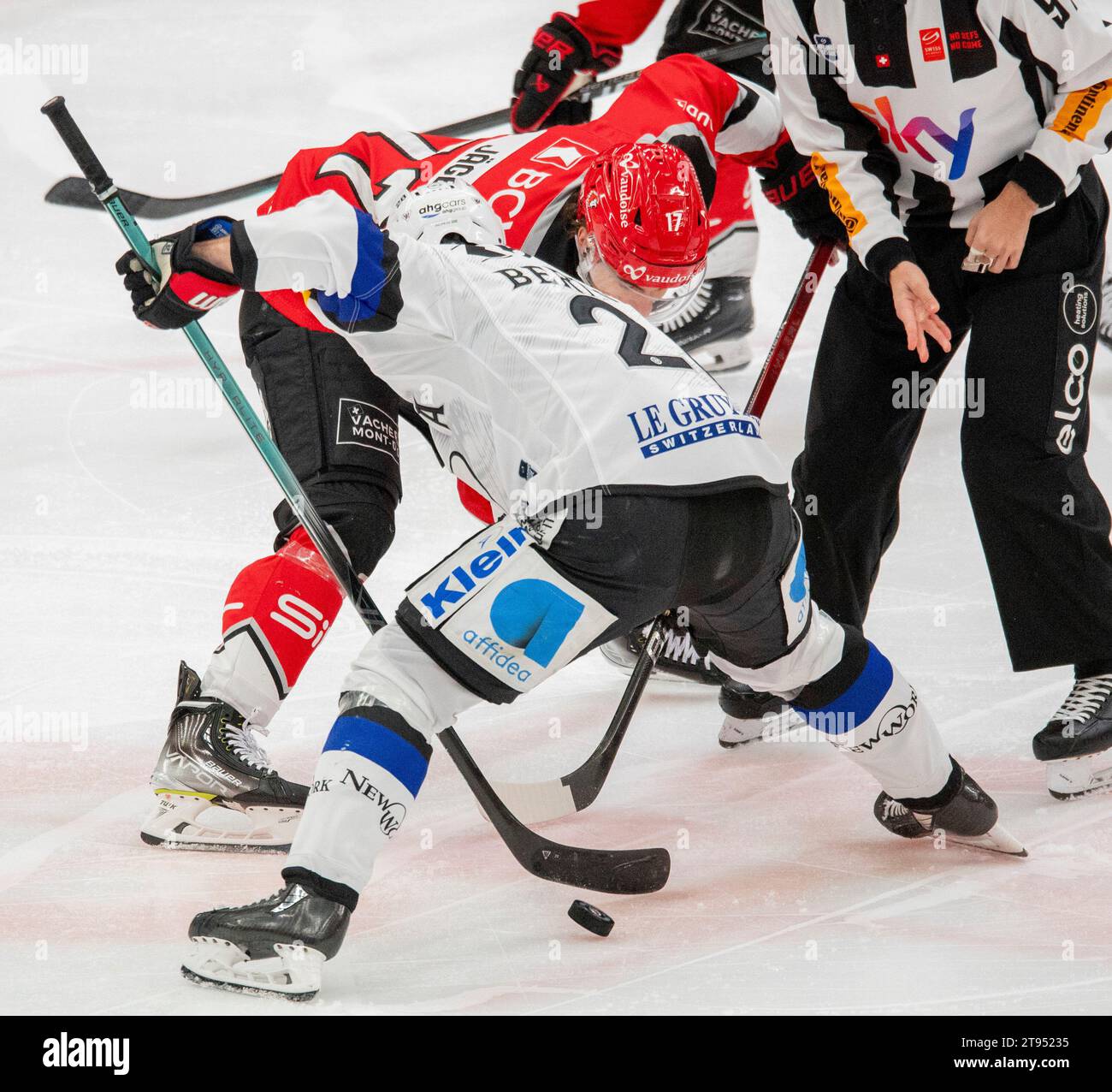 Losanna, Vaud, Svizzera. 22 novembre 2023. Losanna Svizzera, 11/22/2023: Confronto tra Christoph BERTCHY dell'HC Fribourg-Gotteron n. 28 e Ken JÃ¤ger di Losanna HC n. 17 durante Losanna HC contro HC Fribourg. Il derby del 24° giorno della stagione 2023-2024 si è svolto presso la Vaudoise Arena di Losanna tra Losanna HC e HC Fribourg-Gotteron (Credit Image: © Eric Dubost/ZUMA Press Wire) SOLO EDITORIALE! Non per USO commerciale! Foto Stock