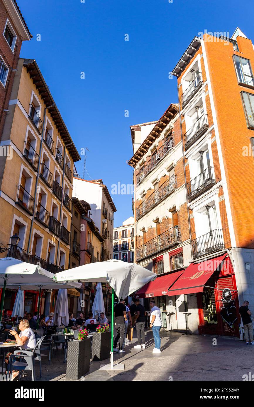 Madrid, Spagna, 09.10.21. Strada pedonale di Madrid, Spagna, con ristoranti, caffetterie, negozi, tavoli su una strada e gente. Foto Stock