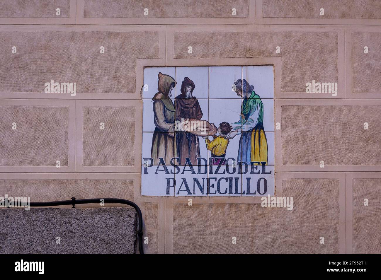 Tradizionale cartello stradale medioevale "Pasadizo del Panecillo" (traduzione: Il passaggio del pane) incorporato nella facciata in mattoni di Madrid, Spagna Foto Stock