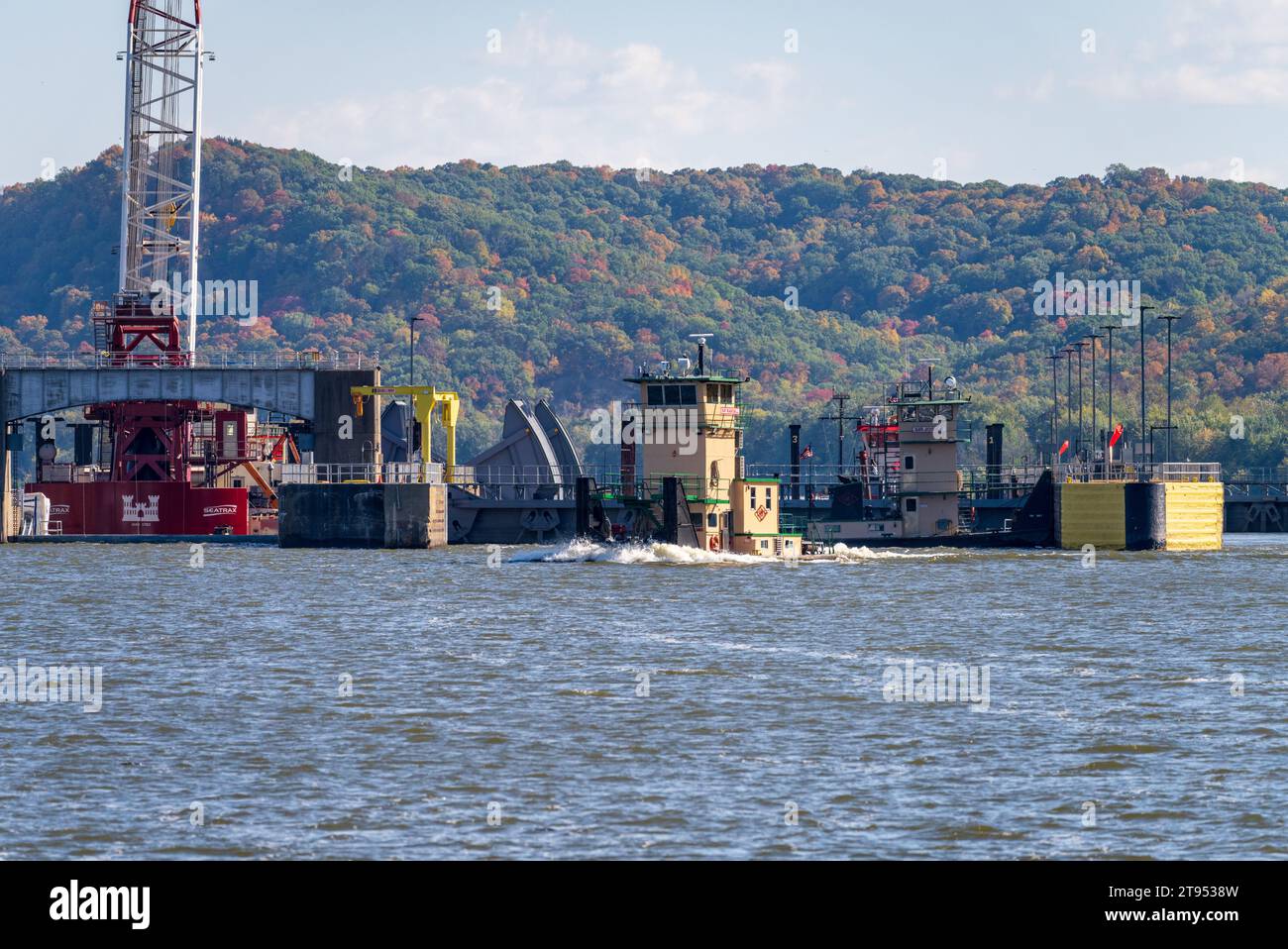 Hannibal, MO - 20 ottobre 2023: Blocco e diga n.. 12 sull'Upper Mississippi in ristrutturazione per sostituire i cancelli della diga Foto Stock