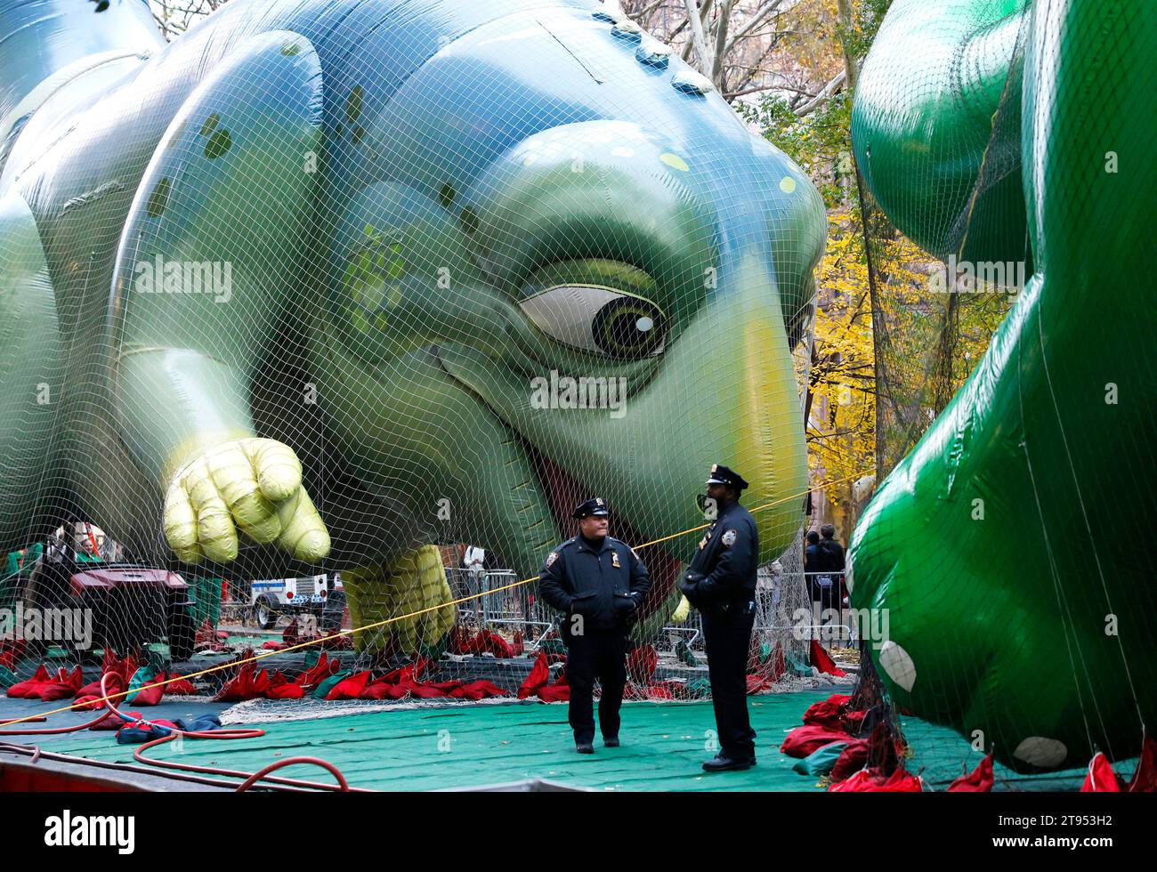 New York, Stati Uniti. 22 novembre 2023. Gli agenti di polizia della NYPD si trovano vicino al pallone Netflix LEO parzialmente gonfiato alla vigilia della 97th Macy's Thanksgiving Day Parade a New York City mercoledì 22 novembre 2023. La parata è iniziata nel 1924, pareggiandola per la seconda più antica parata del Ringraziamento negli Stati Uniti con la parata del Ringraziamento americana a Detroit. Foto di John Angelillo/UPI Credit: UPI/Alamy Live News Foto Stock