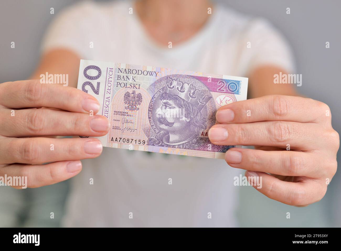 Soldi polacchi in mano a una donna. Foto Stock