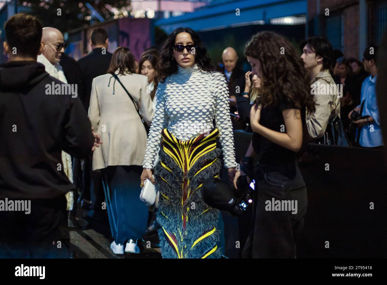 Un ospite fuori dalla mostra Bottega Veneta durante la settimana della moda di Milano abbigliamento donna Primavera/Estate 2024. Foto Stock