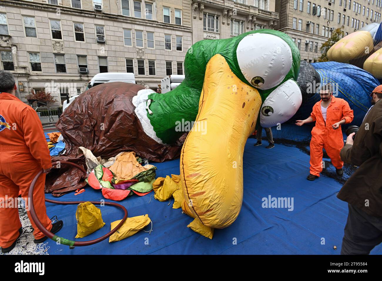 Il team di inflazione di Macy lavora sul pallone dello zio Dan da Illumination mentre si preparano prima della 97th Macy's Thanksgiving Day Parade di novembre Foto Stock