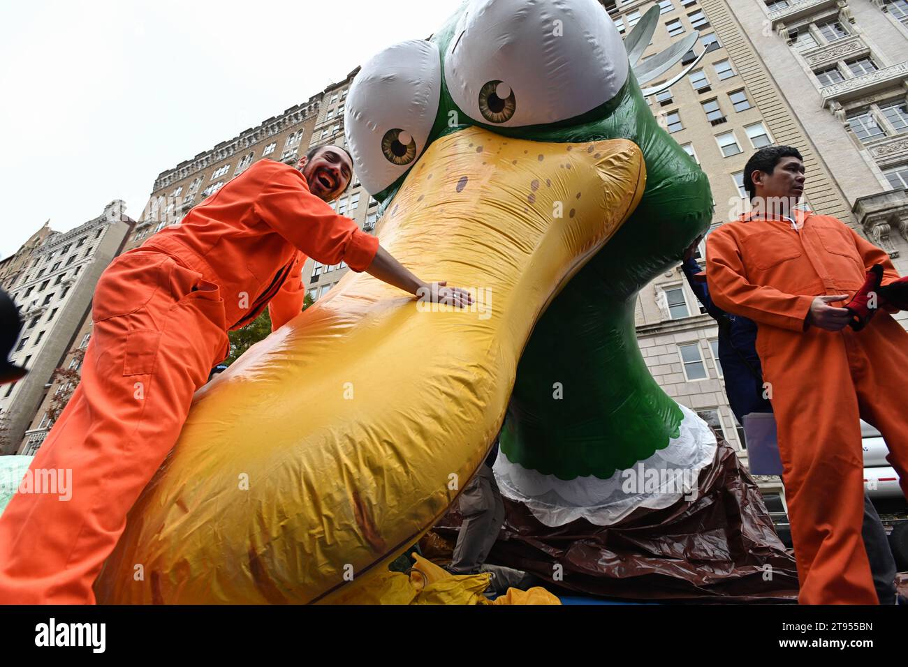 Il team di inflazione di Macy lavora sul pallone dello zio Dan da Illumination mentre si preparano prima della 97th Macy's Thanksgiving Day Parade di novembre Foto Stock