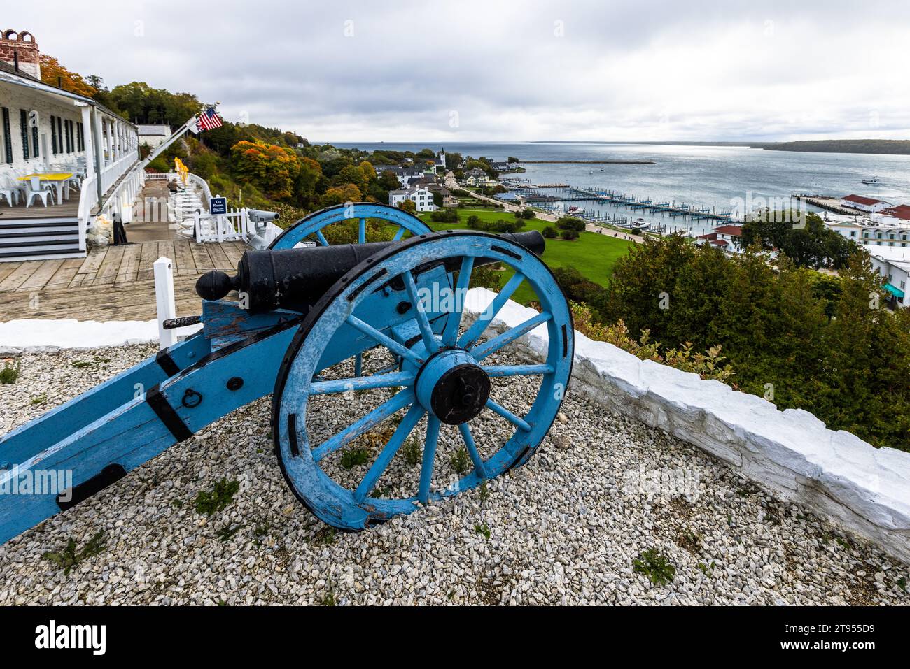 Vecchio cannone di fronte alla veranda di Fort Mackinac. Oggi, gli ex Officers' Stone Quarters, costruiti nel 1780, ospitano un caffè e un ristorante. Il cannone di Fort Mackinac viene sparato ogni giorno per saluti. Mackinac Island, Michigan, Stati Uniti Foto Stock