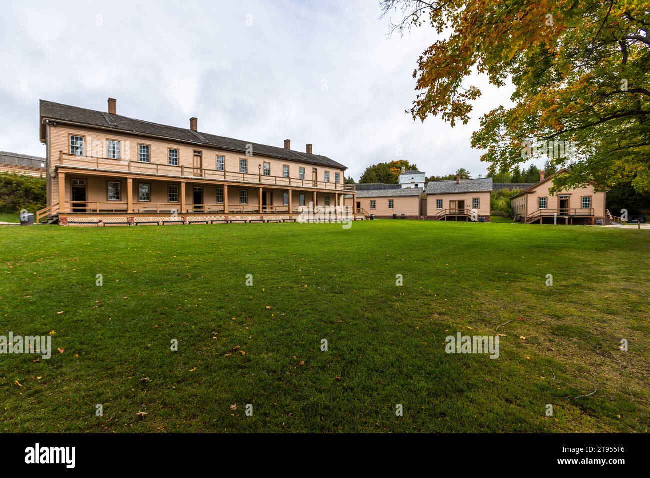 Fort Mackinac parata con le caserme dei soldati del 1859. Mackinac Island, Michigan, Stati Uniti Foto Stock