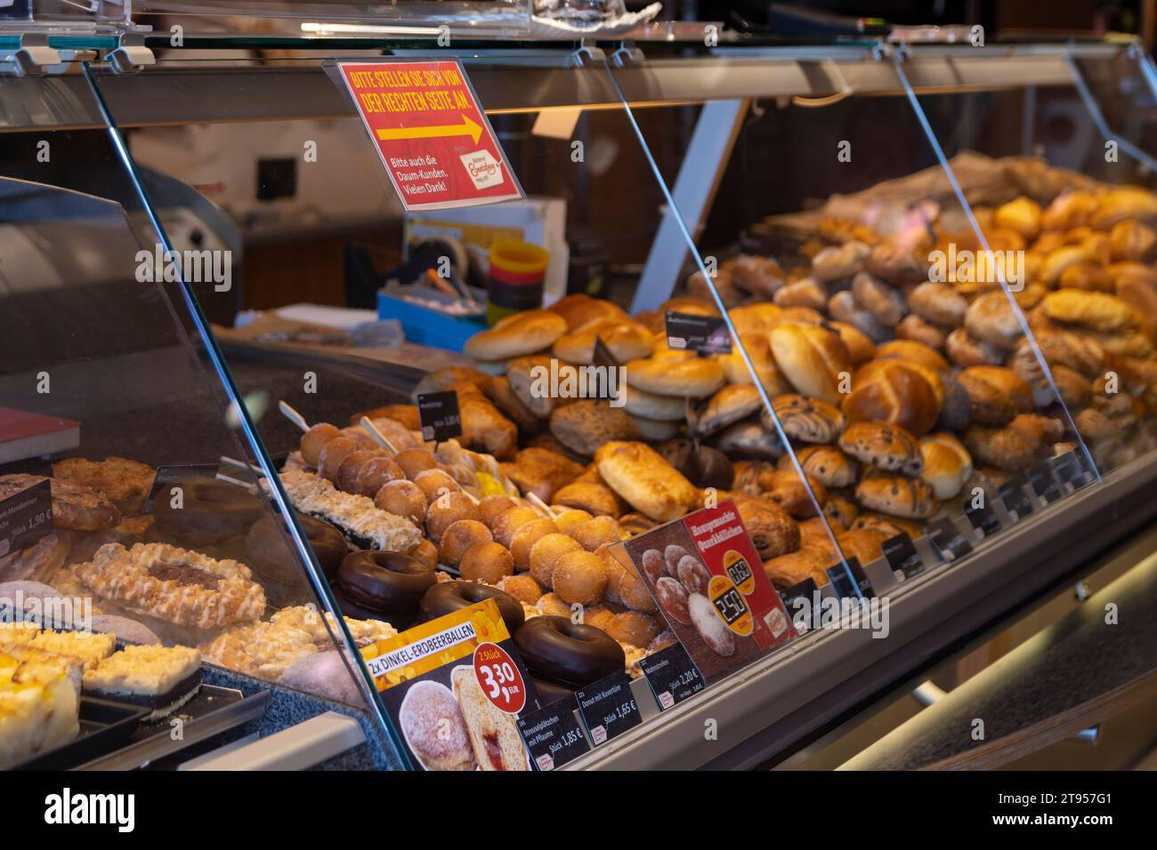 Selezione di prodotti da forno esposti presso la panetteria tedesca (bäckerei) Foto Stock