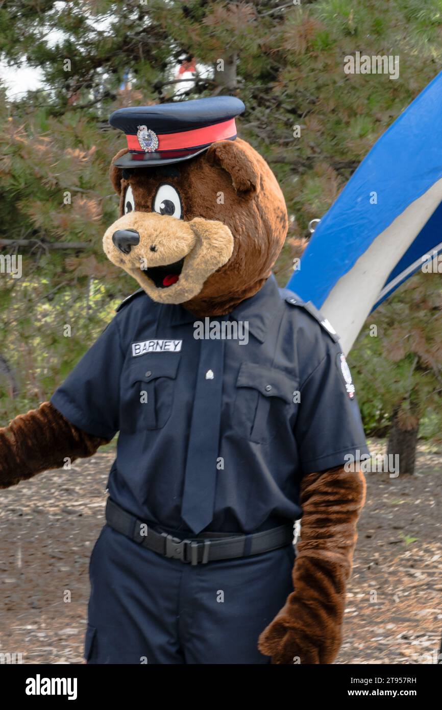 Edmonton, Canada, 6 agosto 2023: Il servizio di polizia di Edmonton moscot Barney l'Orso di sicurezza ad una promozione e assunzione di stand sul festival Heritage nel 2023 Foto Stock