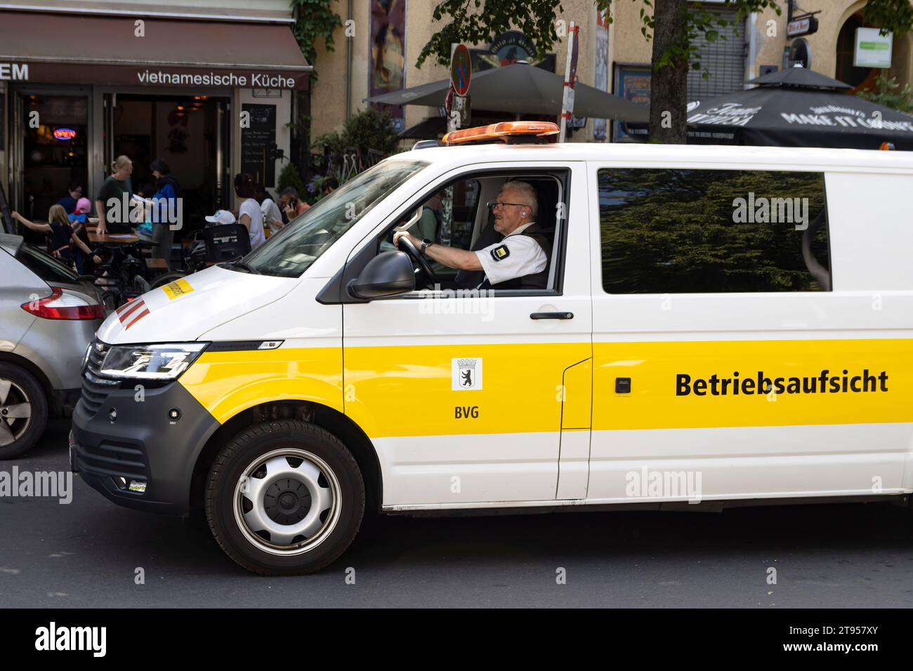 Autista in uniforme per Berliner Verkehrsbetriebe (BVG): Società di trasporti tedesca. Van è etichettato come "Betriebsaufsicht" (supervisione operativa) Foto Stock