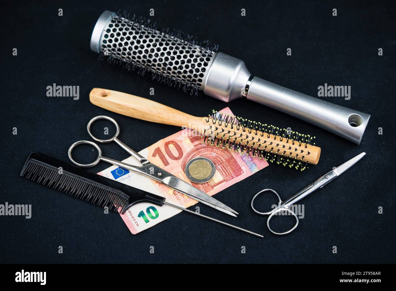 Spazzole per capelli, pettini e forbici con Euro, salario minimo in Germania di 12 nel settore coiffeur Foto Stock