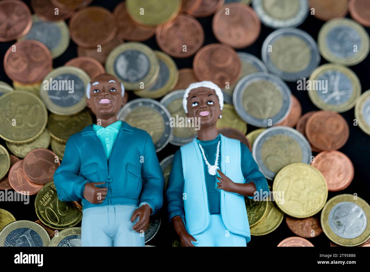 Coppia anziana nera con moneta in euro, povertà di vecchiaia Foto Stock